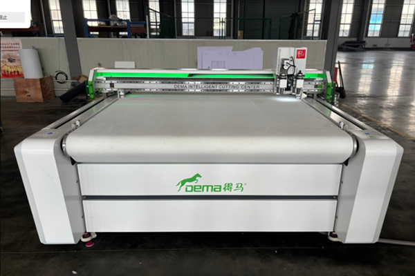 得馬F11高速異形巡邊裁切機(jī)