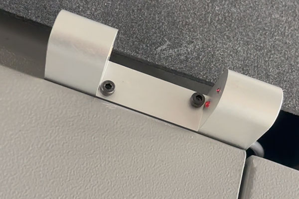 得馬F11高速裁切機(jī)的激光對刀儀