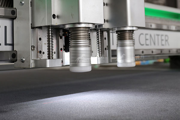 得馬F11高速裁切機(jī)